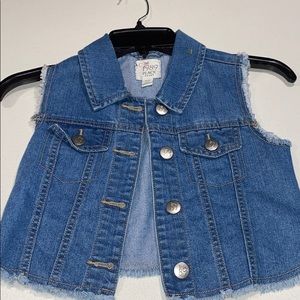 Cute denim blue no sleeves jean jacket!
